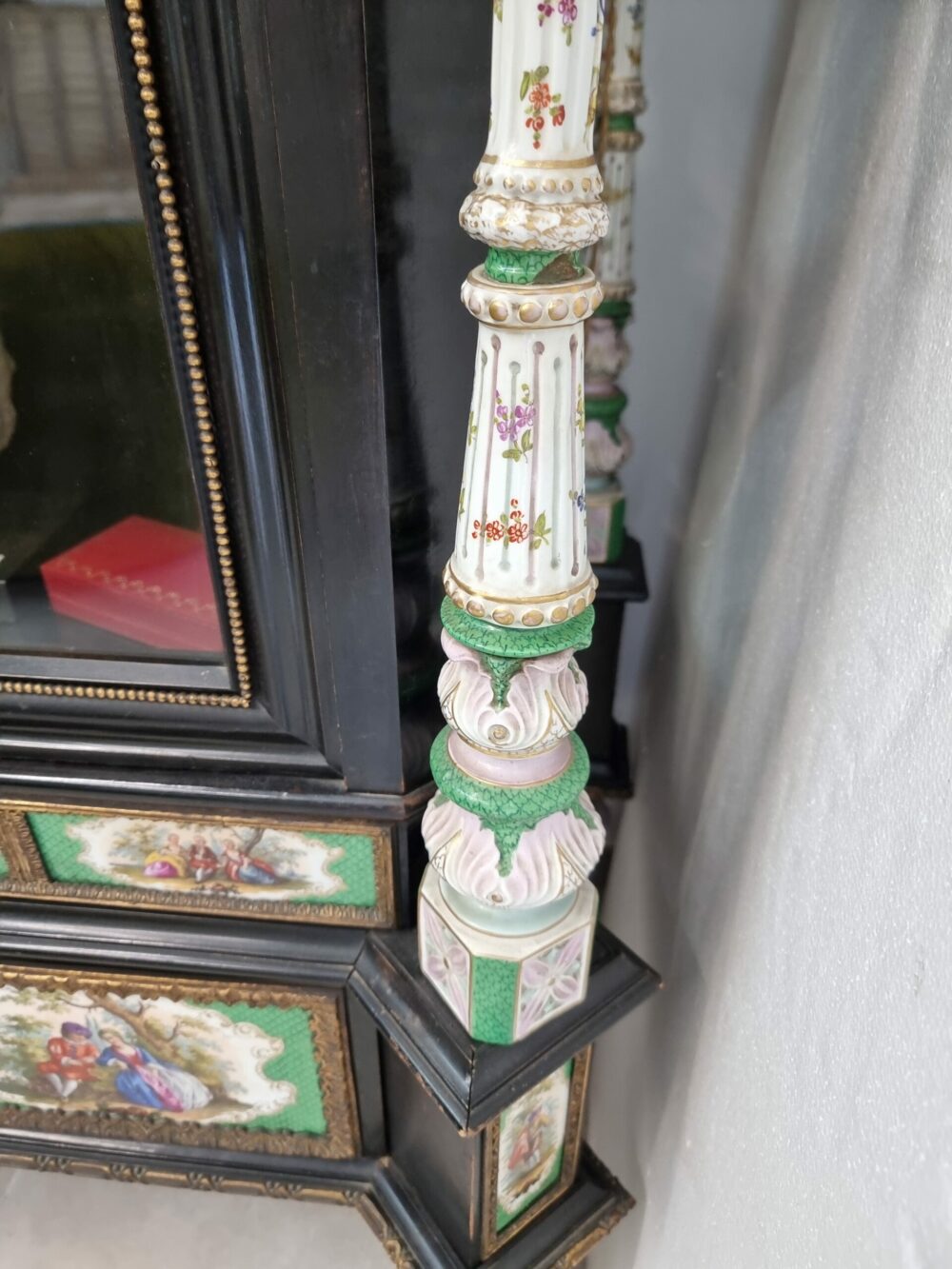 VETRINA DI SEVRES