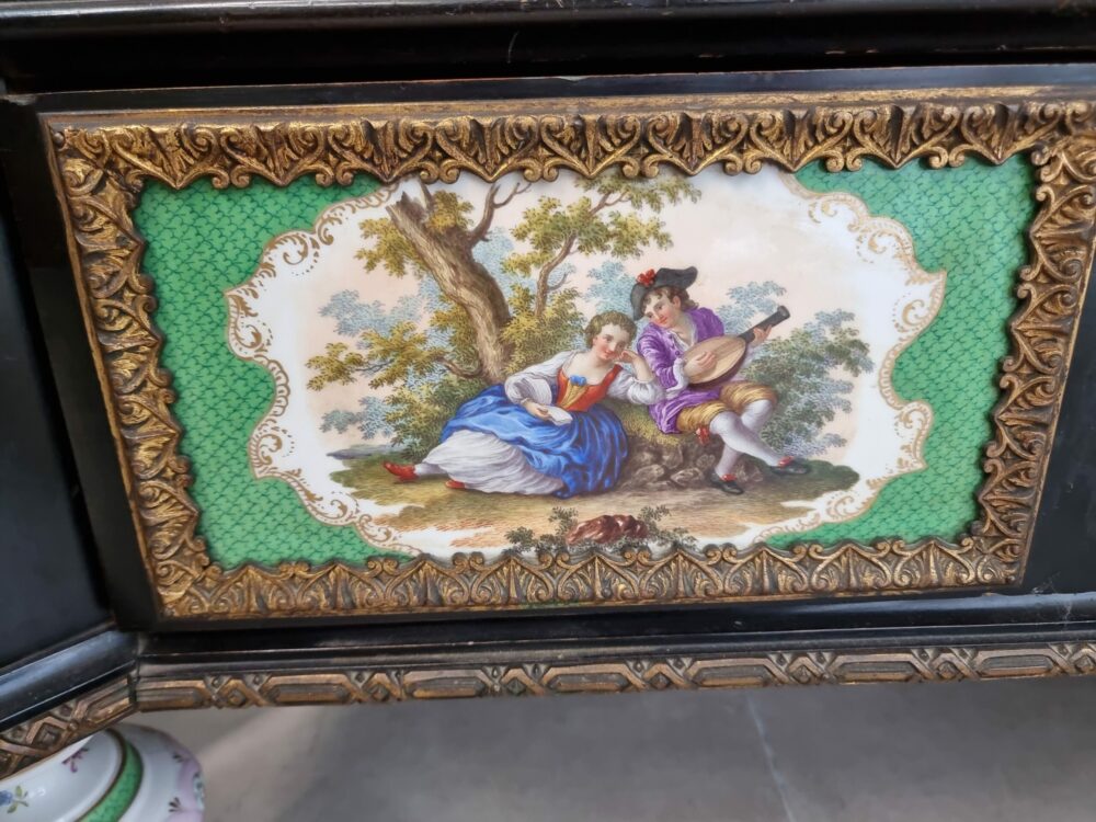 VETRINA DI SEVRES