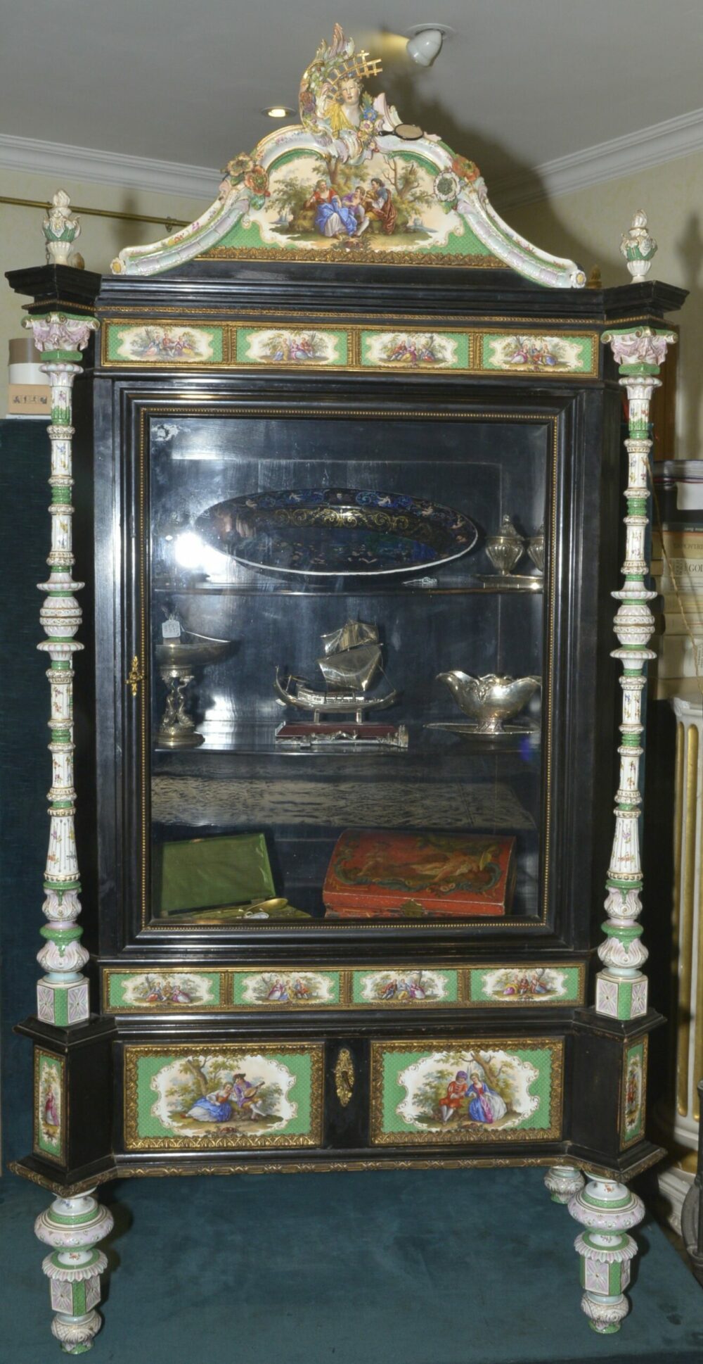 VETRINA DI SEVRES